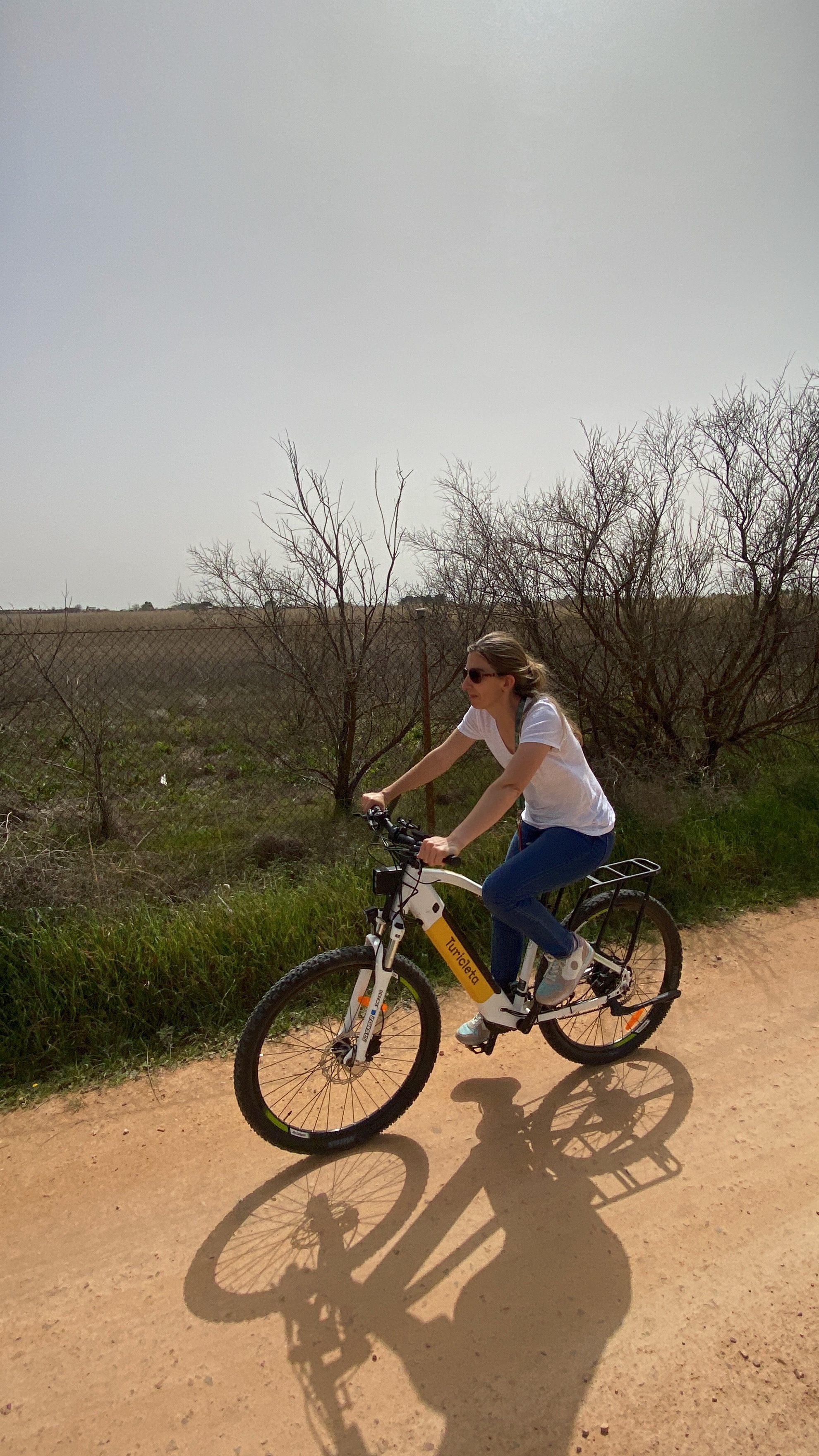 Ciclista en camino rural